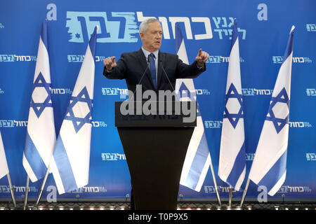 Tel Aviv, Israel. 20 Mär, 2019. Benny Gantz, einer der Führer der israelischen Partei der Mitte, Blau und Weiß, spricht zu den Mitgliedern seiner Partei in Tel Aviv, Israel, am 20. März 2019. Die israelischen Wahlen wird am 9. April statt. Credit: Jini/Gideon Markowicz/Xinhua/Alamy leben Nachrichten Stockfoto