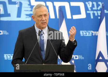 Tel Aviv, Israel. 20 Mär, 2019. Benny Gantz, einer der Führer der israelischen Partei der Mitte, Blau und Weiß, spricht zu den Mitgliedern seiner Partei in Tel Aviv, Israel, am 20. März 2019. Die israelischen Wahlen wird am 9. April statt. Credit: Jini/Gideon Markowicz/Xinhua/Alamy leben Nachrichten Stockfoto