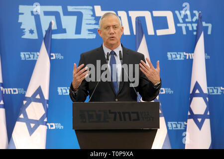 Tel Aviv, Israel. 20 Mär, 2019. Benny Gantz, einer der Führer der israelischen Partei der Mitte, Blau und Weiß, spricht zu den Mitgliedern seiner Partei in Tel Aviv, Israel, am 20. März 2019. Die israelischen Wahlen wird am 9. April statt. Credit: Jini/Gideon Markowicz/Xinhua/Alamy leben Nachrichten Stockfoto