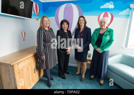 Larbert, Falkirk, Großbritannien. 21. März 2019. Bild: (links-rechts) Hazel Somerville - Geschlechtsspezifische Gewalt führen und der Center Manager; Jeane Freeman MSP-Kabinett Staatssekretär für Gesundheit und Sport; Dr. Catherine Calderwood - Chief Medical Officer für die schottische Regierung; Lynn Wadell-NHS Forth Valley Gleichheit führen. Credit: Colin Fisher/Alamy leben Nachrichten Stockfoto