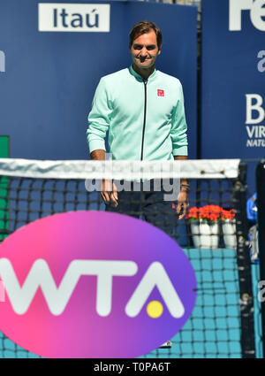 Miami Gardens, Florida, USA. 20 Mär, 2019. Roger Federer von der Schweiz während der Ribbon Cutting, bevor das erste Spiel der Miami Open Tag 3 im Hard Rock Stadion am 20. März 2019 in Miami, Florida. Quelle: MPI 10/Media Punch/Alamy leben Nachrichten Stockfoto