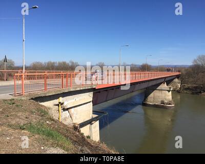 17. März 2019, Serbien, Varvarin: Das wieder aufgebaute Brücke im Dorf über die Morava. Vor 20 Jahren, deutsche Soldaten wieder zu Kämpfen zum ersten Mal seit dem Zweiten Weltkrieg. Am 24.03.1999 NATO-Angriffe auf der serbischen Streitkräfte in der albanischen Provinz mit Kampfflugzeugen und Cruise Missiles. Von den Italienischen Luftwaffenstützpunkt Piacenza auch deutschen Tornados aufsteigen, die Mission. Später, die Bombardierung einer Brücke in der serbischen Stadt Varvarin, wo 15-jährige Sanja Milenkovic starb nach zwei missile Hits, erwiesen sich als besonders tragisch zu sein und letztlich Militärisch sinnlos. Foto: Boris Babic/dpa Stockfoto