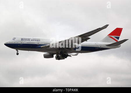 London, Großbritannien. 21 Mär, 2019. Die British Airways Boeing 747 G-CIVB kommt aus der Werkstatt in Dublin in den frisch lackierten Retro-look Negus Farbschema. Quelle: Uwe Deffner/Alamy leben Nachrichten Stockfoto