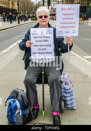 London, Großbritannien. 21 Mär, 2019. Am Tag zeigt, dass 90 Prozent der britischen Bevölkerung das Gefühl, dass der Umgang mit der Brexit Verhandlungen ist eine nationale Humilliation, pro- und anti Brexit Demonstranten versammelten außerhalb des Parlaments fordert keine widerrufen und Artikel 50 Kredit widerrufen: Paul Quezada-Neiman/Alamy leben Nachrichten Stockfoto