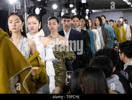 Seoul, Südkorea. 21 Mär, 2019. Modelle Kreationen der Designer Yoon Choon-ho während der Fashion Week 2019 Seoul in Seoul, Südkorea, 21. März 2019. Quelle: Lee Sang-ho/Xinhua/Alamy leben Nachrichten Stockfoto