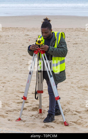 Bournemouth, Dorset, Großbritannien. 21 Mär, 2019. Viele Aktivitäten auf und rund um den Strand, als Studenten von der Universität von East London durchführen engineering Vermessung Feld zu arbeiten, als Teil Ihres Studiums für ein Pflichtfeld Kurs im Land und Engineering Vermessung. Credit: Carolyn Jenkins/Alamy leben Nachrichten Stockfoto