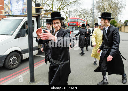 London, Großbritannien. 21. März 2019. Jungen in Stamford Hill, North London, feiern die jüdischen Fest Purim. Das Festival umfasst die Lesung des Buches Esther, beschreibt die Niederlage von Haman, Berater der persische König, der vor 2.500 Jahren gezeichnet Massaker, das Jüdische Volk, ein Ereignis, das von Esther's Mut verhindert war. Credit: Stephen Chung/Alamy leben Nachrichten Stockfoto