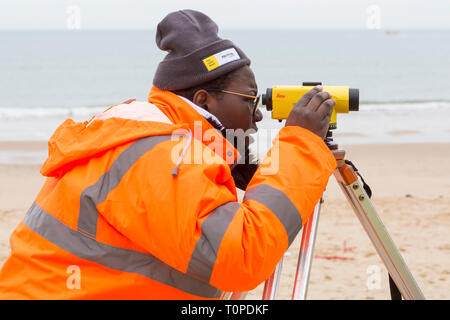 Bournemouth, Dorset, Großbritannien. 21 Mär, 2019. Viele Aktivitäten auf und rund um den Strand, als Studenten von der Universität von East London durchführen engineering Vermessung Feld zu arbeiten, als Teil Ihres Studiums für ein Pflichtfeld Kurs im Land und Engineering Vermessung. Credit: Carolyn Jenkins/Alamy leben Nachrichten Stockfoto