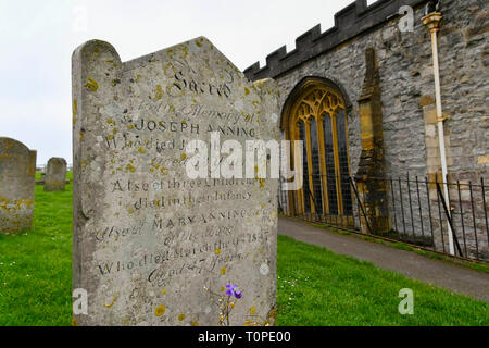 Lyme Regis, Dorset, Großbritannien. 21 Mär, 2019. Das Grab von Mary Anning in St. Michaels Kirche in Lyme Regis. Mary Anning starb am 9. März 1847 Alter 47 und ihr Bruder Joseph war später im gleichen Grab begraben, als Er starb Alter 53 am 5. Juli 1849. Derzeit Kate Winslet und Saoirse Ronan sind Dreharbeiten in der Stadt ein neues Feature Film namens Ammonit über das Leben von Mary Anning. Foto: Graham Jagd-/Alamy leben Nachrichten Stockfoto