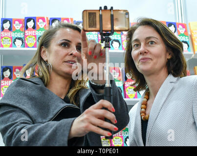 Leipzig, Deutschland. 21 Mär, 2019. Katarina Gerste (SPD, r), Bundesminister für Justiz und Verbraucherschutz, und Jagoda Marinic, deutsch-kroatischen Schriftsteller, Filmen auf dem Stand der S. Fischer Verlage. Bis 24.03.2019 Rund 2600 Aussteller präsentieren sich auf der Messe präsentieren. Zur gleichen Zeit das Festival "Leipzig liest" lädt zu zahlreichen Lesungen. Das gastland der Buchmesse ist in diesem Jahr der Tschechischen Republik. Foto: Jens Kalaene/dpa-Zentralbild/dpa/Alamy leben Nachrichten Stockfoto