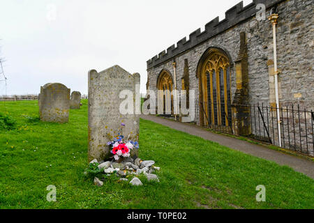 Lyme Regis, Dorset, Großbritannien. 21 Mär, 2019. Das Grab von Mary Anning in St. Michaels Kirche in Lyme Regis. Mary Anning starb am 9. März 1847 Alter 47 und ihr Bruder Joseph war später im gleichen Grab begraben, als Er starb Alter 53 am 5. Juli 1849. Derzeit Kate Winslet und Saoirse Ronan sind Dreharbeiten in der Stadt ein neues Feature Film namens Ammonit über das Leben von Mary Anning. Foto: Graham Jagd-/Alamy leben Nachrichten Stockfoto