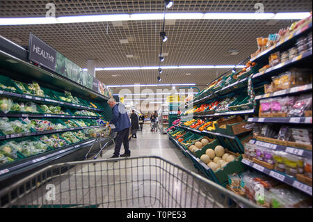 Käufer kaufen frisches Obst und Gemüse in einem modernen Supermarkt, England, Großbritannien, GB. Stockfoto