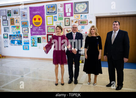 21. März 2019, Kroatien, Zagreb: Bundespräsident Dr. Frank-Walter Steinmeier (2. von links) und seine Frau Elke Büdenbender (links) werden von Kolinda Grabar-Kitarovic, Präsident der Republik Kroatien begrüßt, und ihr Ehemann Jakov Kitarovic (rechts) für das Abendessen am Sitz des Präsidenten. Präsident Steinmeier und seine Frau sind auf einem zweitägigen Besuch in Kroatien. Foto: Bernd von Jutrczenka/dpa Stockfoto