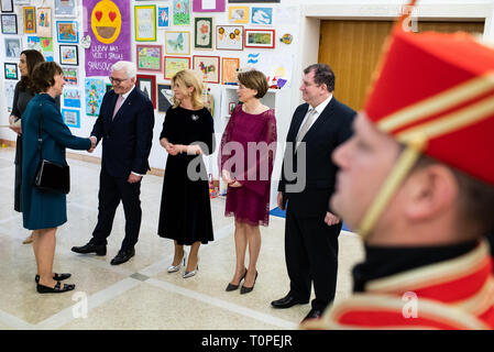 21. März 2019, Kroatien, Zagreb: Präsident Frank-Walter Steinmeier (l) und seine Frau Elke Büdenbender (2. von rechts), zusammen mit Kolinda Grabar-Kitarovic, Präsident der Republik Kroatien, und ihr Ehemann Jakov Kitarovic, begrüßen die Gäste zum Abendessen in der offizielle Sitz des Präsidenten. Präsident Steinmeier und seine Frau sind auf einem zweitägigen Besuch in Kroatien. Foto: Bernd von Jutrczenka/dpa Stockfoto