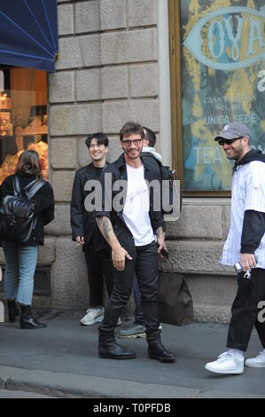 Mailand, Stefano De Martino Shopping im Zentrum Stefano De Martino kommt in die Mitte und nach dem Shopping stoppt er mit Freunden und Jungen, die Ihn bitten, für einige Erinnerungsfotos zu posieren zu sprechen. Stefano De Martino nach dem Ausführen des 'Made in Sud' Programm, ist über seine ersten Schritte in die Welt der Schauspielerei zu nehmen, dass er sich die Besetzung des DON MATTEO 12' fiction, deren Dreharbeiten in Kürze beginnen. Stockfoto