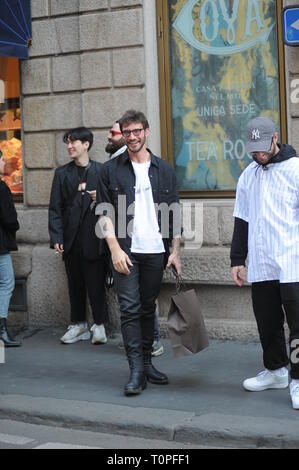 Mailand, Stefano De Martino Shopping im Zentrum Stefano De Martino kommt in die Mitte und nach dem Shopping stoppt er mit Freunden und Jungen, die Ihn bitten, für einige Erinnerungsfotos zu posieren zu sprechen. Stefano De Martino nach dem Ausführen des 'Made in Sud' Programm, ist über seine ersten Schritte in die Welt der Schauspielerei zu nehmen, dass er sich die Besetzung des DON MATTEO 12' fiction, deren Dreharbeiten in Kürze beginnen. Stockfoto