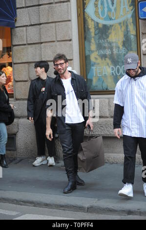 Mailand, Stefano De Martino Shopping im Zentrum Stefano De Martino kommt in die Mitte und nach dem Shopping stoppt er mit Freunden und Jungen, die Ihn bitten, für einige Erinnerungsfotos zu posieren zu sprechen. Stefano De Martino nach dem Ausführen des 'Made in Sud' Programm, ist über seine ersten Schritte in die Welt der Schauspielerei zu nehmen, dass er sich die Besetzung des DON MATTEO 12' fiction, deren Dreharbeiten in Kürze beginnen. Stockfoto