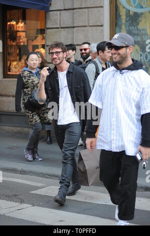 Mailand, Stefano De Martino Shopping im Zentrum Stefano De Martino kommt in die Mitte und nach dem Shopping stoppt er mit Freunden und Jungen, die Ihn bitten, für einige Erinnerungsfotos zu posieren zu sprechen. Stefano De Martino nach dem Ausführen des 'Made in Sud' Programm, ist über seine ersten Schritte in die Welt der Schauspielerei zu nehmen, dass er sich die Besetzung des DON MATTEO 12' fiction, deren Dreharbeiten in Kürze beginnen. Stockfoto