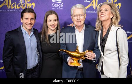 Stuttgart, Deutschland. 21 Mär, 2019. Moderator Frank Elstner (3. von rechts) kommt mit seiner Frau Britta, Tochter Lena und ihren Freund Florian Gerstner in die Premiere des Musical "Aladdin". Credit: Fabian Sommer/dpa/Alamy leben Nachrichten Stockfoto