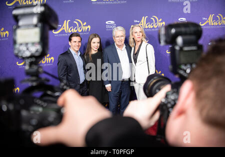 Stuttgart, Deutschland. 21 Mär, 2019. Moderator Frank Elstner (3. von rechts) kommt mit seiner Frau Britta, Tochter Lena und ihren Freund Florian Gerstner in die Premiere des Musical "Aladdin" in den Flash des Fotografen und Kameraleute. Credit: Fabian Sommer/dpa/Alamy leben Nachrichten Stockfoto