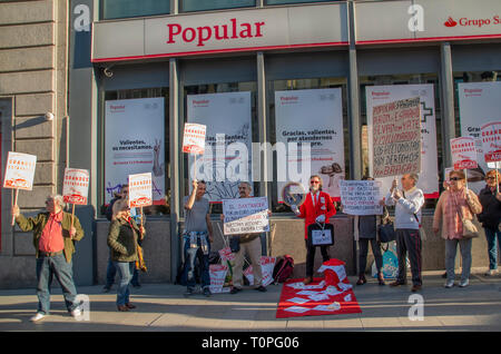 Madrid, Spanien. 21. Mär 2019. Scammed Aktionäre protestierten vor der Bank "Banco Popular" Teil der Santander Gruppe in Madrid. Rund 300 000 shareholdres wurden mit kein Geld auf Ihren Konten. Im Bild, Aktionäre protestieren vor der Bank mit Plakaten, die mit "großer Betrug", "Santander Banco Popular für 1 Euro gekauft haben, eine unserer Aktien warf in den Müll". Credit: Lora Grigorova/Alamy leben Nachrichten Stockfoto