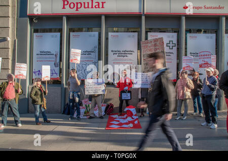 Madrid, Spanien. 21. Mär 2019. Scammed Aktionäre protestierten vor der Bank "Banco Popular" Teil der Santander Gruppe in Madrid. Rund 300 000 shareholdres wurden mit kein Geld auf Ihren Konten. Im Bild die Menschen protestieren mit Plakaten in Font der Bank. Credit: Lora Grigorova/Alamy leben Nachrichten Stockfoto