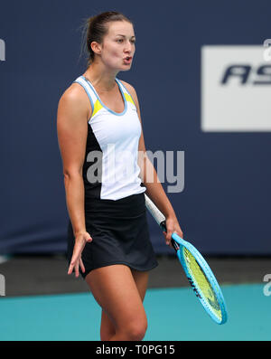 Miami Gardens, Florida, USA. 21 Mär, 2019. Dalila Jakupovic, Sloweniens, reagiert, während Ihr verliert Match zu Venus Williams, der Vereinigten Staaten, an der 2019 Miami geöffneten dargestellt von itaú Professional Tennis Turnier, an dem Hardrock Stadion in Miami Gardens, Florida, USA gespielt. Mario Houben/CSM/Alamy leben Nachrichten Stockfoto