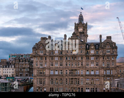 Edinburgh, Schottland, Großbritannien, 21. März 2019. UK Wetter: Bunte rosa Wolkenformationen über Rocco Forte Hotel Balmoral Clock Tower in der Dämmerung Stockfoto