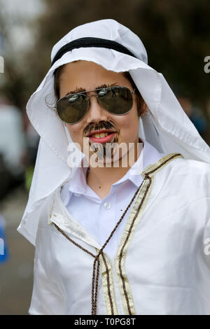 London, UK, UK. 21 Mär, 2019. Eine orthodoxe jüdische Jugend gesehen wird einer saudi-arabischen Outfit während des Festes von Purim auf den Straßen von Stamford Hill tragen im Norden von London. die Purim ist einer der unterhaltsamsten jüdischen Feiertage. Es erinnert an die Zeit, in der die jüdischen Menschen in Persien wurden von Massaker von Haman gespeichert. Es ist üblich, den Karneval - wie Feiern an Purim zu halten, und für Gruppen von Männern runde Besuch lokaler wohlhabende Männer zu gehen, sammeln für ihre Nächstenliebe. Credit: Dinendra Haria/SOPA Images/ZUMA Draht/Alamy leben Nachrichten Stockfoto