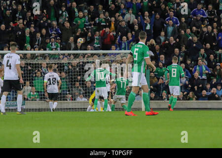 Belfast, UK. 21. Mär 2019. Nationale Fußball-Stadion im Windsor Park, Belfast, Nordirland. 21. März 2019. UEFA EURO 2020 Qualifier - Nordirland gegen Estland. Aktion von heute Abend Spiel. Paddy McNair (17) Köpfe über. Quelle: David Hunter/Alamy Leben Nachrichten. Stockfoto