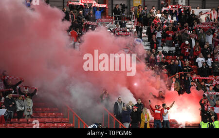 Ashton Gate, Bristol, UK. 21 Mär, 2019. Unter 21 internationalen Fußball-freundlich, England und Polen; Polen Fans die Gelegenheit mit Team Farbe flares Credit: Aktion plus Sport/Alamy leben Nachrichten Stockfoto