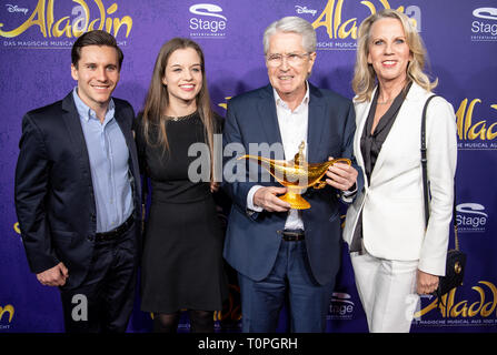 Stuttgart, Deutschland. 21 Mär, 2019. Moderator Frank Elstner (3. von rechts) kommt mit seiner Frau Britta, Tochter Lena und ihren Freund Florian Gerstner in die Premiere des Musical "Aladdin". Credit: Fabian Sommer/dpa/Alamy leben Nachrichten Stockfoto