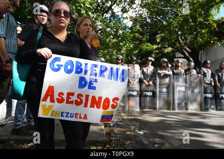 Caracas, Venezuela. 20 Jan, 2018. Familienangehörige von Oscar Perez gesehen hält ein Plakat schreiben Sie "Regierung der Morde" der Polizei während der Beerdigung zu konfrontieren. Die Stelle von Oscar Perez, Inspektor der wissenschaftlichen Polizei, war in der östlichen Friedhof begraben. Die Beerdigung wurde von Beamten der Nationalgarde bewacht und nur ihre Tante könnte der Körper und das Zeugnis der Beerdigung sehen. Der Friedhof wurde bis 8:00 Uhr morgens, wenn die National Guard entschieden, sich zurückzuziehen und den Zugriff auf die Öffentlichkeit geschlossen. Zivilgesellschaft und Familie Mitglieder gezahlt Hinblick auf das Grab des Inspektors. (Bild: © Ro Stockfoto