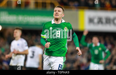 Windsor Park, Belfast, Nordirland. 21 Mär, 2019. UEFA Europameisterschaft Qualifikation Fußball, Nordirland gegen Estland; Steven Davis von Nordirland feiert zählen 2. Ziel von Nordirland vom Elfmeterpunkt die Home Seite 2-0 in der 75. Minute Credit: Aktion plus Sport/Alamy leben Nachrichten Stockfoto