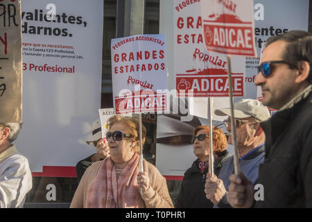 Madrid, Madrid, Spanien. 21 Mär, 2019. Die Demonstranten werden gesehen, Plakate und Parolen schreien während der Demonstration. Demonstration gegen die beliebte Bank, einer Gruppe der Santander Bank durch die kleinen Aktionäre im Jahr 2018 betrogen. 305.000 Aktionäre ihr Geld für die Pleite der Bank verloren. Durch den Betrug in der Gruppe der Emilio Saracho mit der Bank von Spanien ausgeführt. Credit: Alberto Sibaja/SOPA Images/ZUMA Draht/Alamy leben Nachrichten Stockfoto