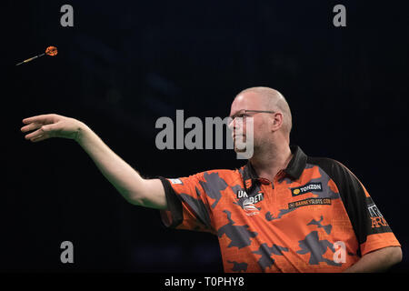 Berlin, Deutschland. 21 Mär, 2019. Die niederländische Dartprofi Raymond Van Barneveld in Aktion in der Premier League in der ausverkauften Arena am Ostbahnhof. Quelle: Jörg Carstensen/dpa/Alamy leben Nachrichten Stockfoto