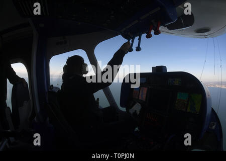 Friedrichshafen, Deutschland. 21 Mär, 2019. Zeppelin Pilot Lars Pentzek der Zeppelin NT (Neue Technologie) fliegt über den Bodensee. Der erste Zeppelin Passagierflug der Saison 2019 fand heute am Bodensee bei schönem Wetter. Credit: Felix Hörhager/dpa/Alamy leben Nachrichten Stockfoto