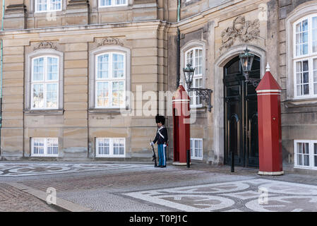 Kopenhagen, Dänemark - 19. März 2019: Die Royal Life Guards (Den Kongelige Livgarde) März von Schloss Rosenborg um 11.30 Uhr täglich durch die Straßen von Kopenhagen, und führen Sie die Wache im Inneren Platz der Paläste (oder Villen) von Schloss Amalienborg. Brambilla Simone Live News Fotograf Stockfoto