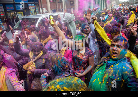Den Haag, Südholland, Niederlande. 21 Mär, 2019. Eine Gruppe von indischen Menschen gesehen werfen farbigen Pulver während der Feier. Millionen von Menschen auf der ganzen Welt feiern die jährliche Holi HangÃ¡mÃ¡Festival, auch als das Fest der Farben genannt. Für die Hindus ist es eine Feier der Ankunft des Frühlings, das Neue Jahr und Sieg in einem. Den größten indischen Bevölkerung in Europa (außerhalb Großbritanniens) in Den Haag, fand dieses ist einer der größten in Europa. Das Highlight der Holi Feiern ist der Umzug durch die multikulturellen Transvaal und Schilderswijk Nachbarschaft Stockfoto