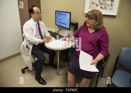 Decatur, GA, USA. 1 Feb, 2019. Jenny Howard, 68, trifft sich mit Dr. Vin Tangpricha, MD, ein endokrinologe an der Emory Universität Klinik. Jenny, transgender, von männlich zu weiblich im Jahr 2005 umgestellt. "Ich konnte meine transness mehr verstecken", sagte sie. ' ' Um die sehr [öffentlich die Arbeit der Ausbildung über trans Menschen und Fürsprecher für Sie zu tun, ich musste kommen." Sie ist ein pensionierter Systems Engineer. Dr. Tangpricha behandelt Kerben von Transsexuellen Patienten im ganzen Südosten und ist Präsident der Welt. Fachverband für Transgender Gesundheit (WPATH), hat die Mission zu Prom Stockfoto