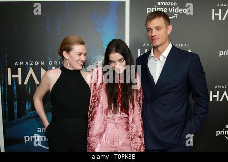 New York, NY, USA. 21 Mär, 2019. Mireille Enos, Esme Creed-Miles, Joel Kinnaman in der Ankunftshalle für HANNA Serie Premiere auf Amazon Prime Video, die Whitby Theater, New York, NY, 21. März 2019. Credit: Jason Mendez/Everett Collection/Alamy leben Nachrichten Stockfoto