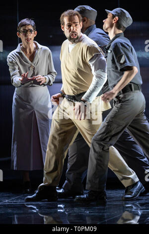 Erfurt, Deutschland. 20 Mär, 2019. Die Sänger Antigone Papoulkas (l, Schwester Helen Prejean) und Mate Solyom-Nagy (2. von links, Joseph de Rocher) Proben 'Dead Man Walking' am Theater Erfurt. Die Oper, die auf die Frage, wie man mit einem schuldigen Mörder zum Tode verurteilt wird Premiere am Theater Erfurt am 23. März 2019. Quelle: Michael Reichel/dpa-Zentralbild/dpa/Alamy leben Nachrichten Stockfoto