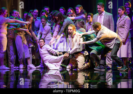 Erfurt, Deutschland. 20 Mär, 2019. Die Sänger Mate Solyom-Nagy (Joseph de Rocher, Mitte, rechts) und Antigone Papoulkas (Schwester Helen Prejean, Mitte, links) Proben mit dem Kinder- und Jugendchor am Theater Erfurt 'Dead Man Walking'. Die Oper, die auf die Frage, wie man mit einem schuldigen Mörder zum Tode verurteilt wird Premiere am Theater Erfurt am 23. März 2019. Quelle: Michael Reichel/dpa-Zentralbild/dpa/Alamy leben Nachrichten Stockfoto