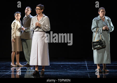 Erfurt, Deutschland. 20 Mär, 2019. Die Sänger Leonor Amaral (l-r, Kitty Hart), Jan Rouwen Hendriks (Owen Hart), Antigone Papoulkas (Schwester Helen Prejean) und Katja Bildt (Frau Patrick De Rocher) Proben 'Dead Man Walking' am Theater Erfurt. Die Oper, die auf die Frage, wie man mit einem schuldigen Mörder zum Tode verurteilt wird Premiere am Theater Erfurt am 23. März 2019. Quelle: Michael Reichel/dpa-Zentralbild/dpa/Alamy leben Nachrichten Stockfoto