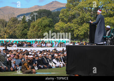 Imam Gamal Fouda, Adressen der Masse der muslimischen und nicht-muslimischen für den Aufruf zum Gebet versammelt, um das Opfer während der Freitag Gebete bei den Hagley Park, der dann durch zwei Schweigeminuten für die Opfer der Christchurch Moscheen Angriff eine Woche zu kennzeichnen, da ein weißes supremacist tötete 50 Menschen, die auf die Masjid Al Noor Moschee und die linwood Moschee gefolgt wird zu Ehren. Stockfoto