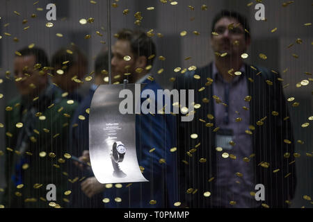 Basel, Schweiz. 21 Mär, 2019. Menschen besuchen die 2019 Ausgabe der Art Basel in Basel, Schweiz, 21. März 2019. Die 2019 Edition von BaselWorld, der weltweit größte jährliche Uhren- und Schmuckmesse, öffnete seine Türen für die Öffentlichkeit am Donnerstag, mit Ausstellern, Show Manager und Experten der Branche freuen uns auf eine zukunftsorientierte Transformation der Show in der digitalen Welt. Credit: Xu Jinquan/Xinhua/Alamy leben Nachrichten Stockfoto