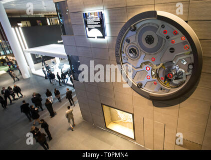 Basel, Schweiz. 21 Mär, 2019. Menschen besuchen die 2019 Ausgabe der Art Basel in Basel, Schweiz, 21. März 2019. Die 2019 Edition von BaselWorld, der weltweit größte jährliche Uhren- und Schmuckmesse, öffnete seine Türen für die Öffentlichkeit am Donnerstag, mit Ausstellern, Show Manager und Experten der Branche freuen uns auf eine zukunftsorientierte Transformation der Show in der digitalen Welt. Credit: Xu Jinquan/Xinhua/Alamy leben Nachrichten Stockfoto