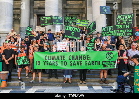 Adelaide Australien. 22. März 2019. Umweltaktivisten vor dem Aussterben Rebellion, deren Motto "Rebel für das Leben' eine Demonstration außerhalb Südaustraliens Parlament die Aufmerksamkeit auf die Gefahren für die Ökosysteme, die durch die globale Erwärmung für die Zukunft des Planeten stellen klima Aufschlüsselung zu mildern, den Verlust der biologischen Vielfalt Einhalt gebieten, und das Risiko menschlicher Aussterben und ökologischen Credit Zusammenbruch minimieren: Amer ghazzal/Alamy leben Nachrichten Stockfoto