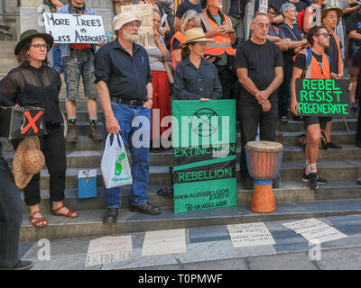 Adelaide Australien. 22. März 2019. Umweltaktivisten vor dem Aussterben Rebellion, deren Motto "Rebel für das Leben' eine Demonstration außerhalb Südaustraliens Parlament die Aufmerksamkeit auf die Gefahren für die Ökosysteme, die durch die globale Erwärmung für die Zukunft des Planeten stellen klima Aufschlüsselung zu mildern, den Verlust der biologischen Vielfalt Einhalt gebieten, und das Risiko menschlicher Aussterben und ökologischen Credit Zusammenbruch minimieren: Amer ghazzal/Alamy leben Nachrichten Stockfoto