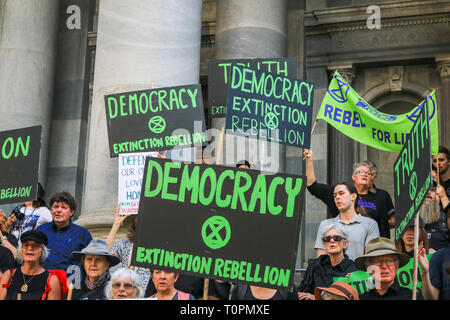 Adelaide Australien. 22. März 2019. Umweltaktivisten vor dem Aussterben Rebellion, deren Motto "Rebel für das Leben' eine Demonstration außerhalb Südaustraliens Parlament die Aufmerksamkeit auf die Gefahren für die Ökosysteme, die durch die globale Erwärmung für die Zukunft des Planeten stellen klima Aufschlüsselung zu mildern, den Verlust der biologischen Vielfalt Einhalt gebieten, und das Risiko menschlicher Aussterben und ökologischen Credit Zusammenbruch minimieren: Amer ghazzal/Alamy leben Nachrichten Stockfoto